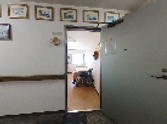広い廊下と個室の扉