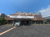 広い駐車場の建物