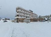 雪に囲まれた広い建物