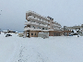 雪に囲まれた広い建物
