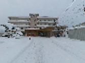 積雪のある建物の外観