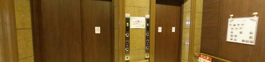 介護施設内の通路と昇降機