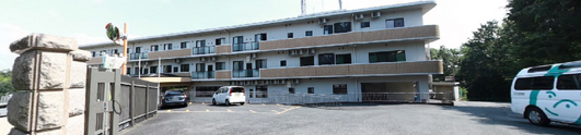 広々とした施設入口