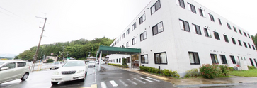 介護施設の外観と駐車場