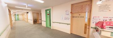 介護施設内の廊下と部屋の入口