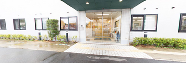 介護施設前のベンチと入口