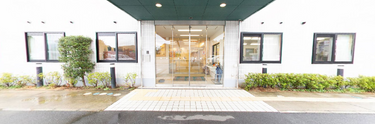 明るい介護施設の外観
