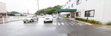 白い建物が特徴的な介護施設