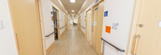 介護施設の廊下と入居者の部屋