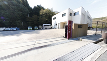 広々とした施設の通り