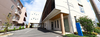 介護施設のエントランスと周辺環境