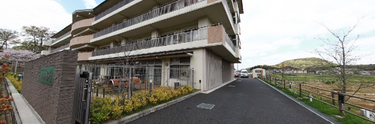 ケアホームの外観と通路