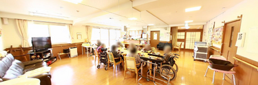 広々とした明るい介護施設内