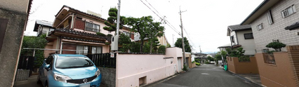 住宅地の道路と家並み