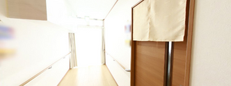 老人ホームの廊下と部屋