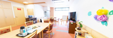 介護施設の広々とした共有エリア