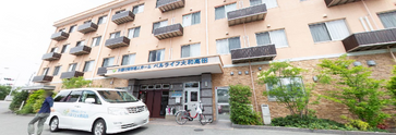 明るい介護施設の外観と環境