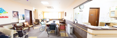 介護施設内の廊下と作業風景