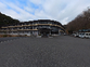 広い駐車場と建物の風景
