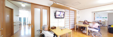 介護施設のラウンジと居住者