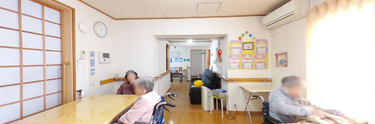 ゆとりある介護施設のリビングルーム