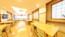 施設の共有スペースと明るい雰囲気