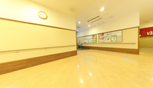 明るい施設内の通路と部屋の入口