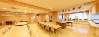 広々とした明るい食堂の風景