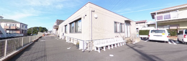 介護施設周辺の道路と建物
