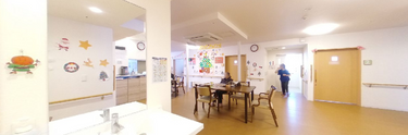 ケア施設のリビング風景