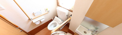 居室内に配備された清潔なトイレ