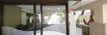施設のエントランスと周辺環境