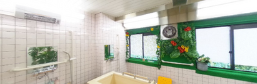 介護施設の清潔な浴室設備
