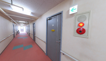 広々とした廊下の風景