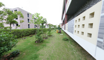 介護施設の庭園と建物外観