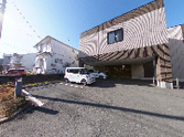 明るく広い施設の外観