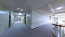 清潔で広い介護施設の廊下