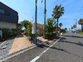 広い駐車場の近隣道路