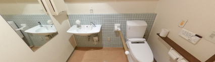 ケア施設内の清潔なトイレ空間
