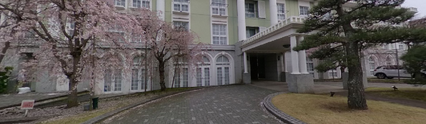 広々とした施設の外観と庭園
