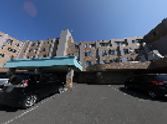 晴れた日の介護施設全景