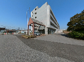 広々とした駐車場の建物外観