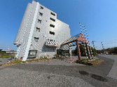 明るい空の駐車場