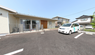 広々とした駐車場付き施設
