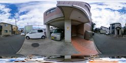介護施設の外観と駐車スペース