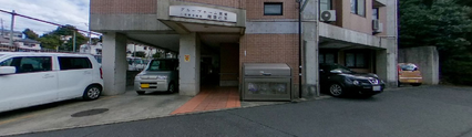 ケアセンターの入り口と街並み