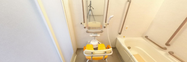 介護用設備が整った浴室風景