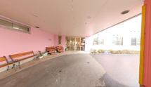 広々としたエントランスの施設