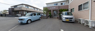 明るく広々とした施設前