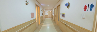 明るく広々とした廊下